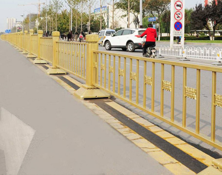 金色围栏用于公路防护